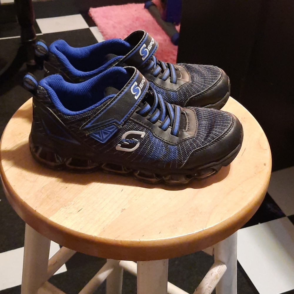 Tennis shoes